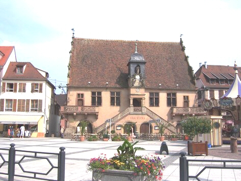 MOLSHEIM - Place du village et la Metzig - Photo LE POGAM